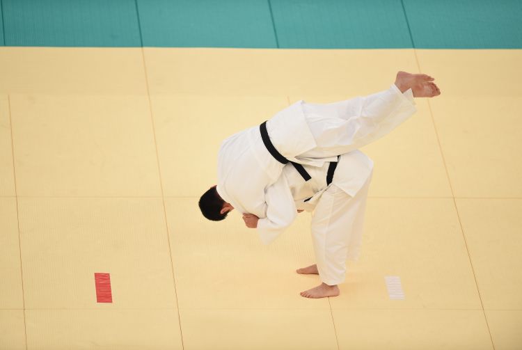 替补登场已尽力！布莱克16中6得到14分11篮板4助攻
